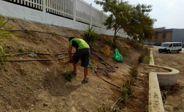 Hoy nos han encomendado las labores de mantenimiento y limpieza del Puerto Deportivo de Aguadulce