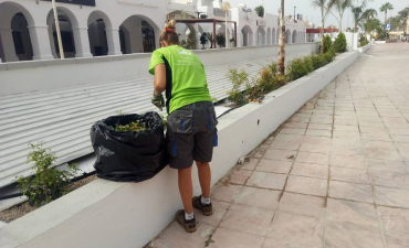 Hoy nos han encomendado las labores de mantenimiento y limpieza del Puerto Deportivo de Aguadulce